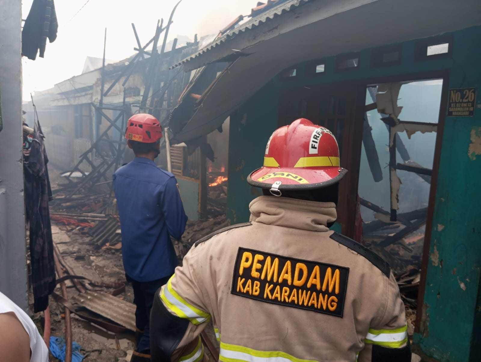 Kebakaran di Seroja Karawang, Petugas Damkar Kerahkan Tiga Unit Mobil