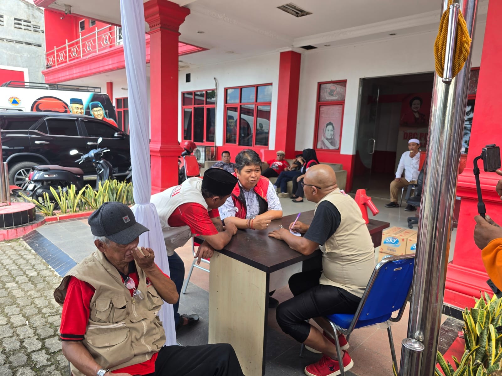 BAGUNA PDIP Jawa Barat Gelar Pengobatan Gratis untuk Warga Karawang