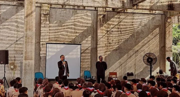 Pipik Taufik Ismail, kembali ke sekolah untuk berbagi pengalaman dan motivasi dengan para siswa baru