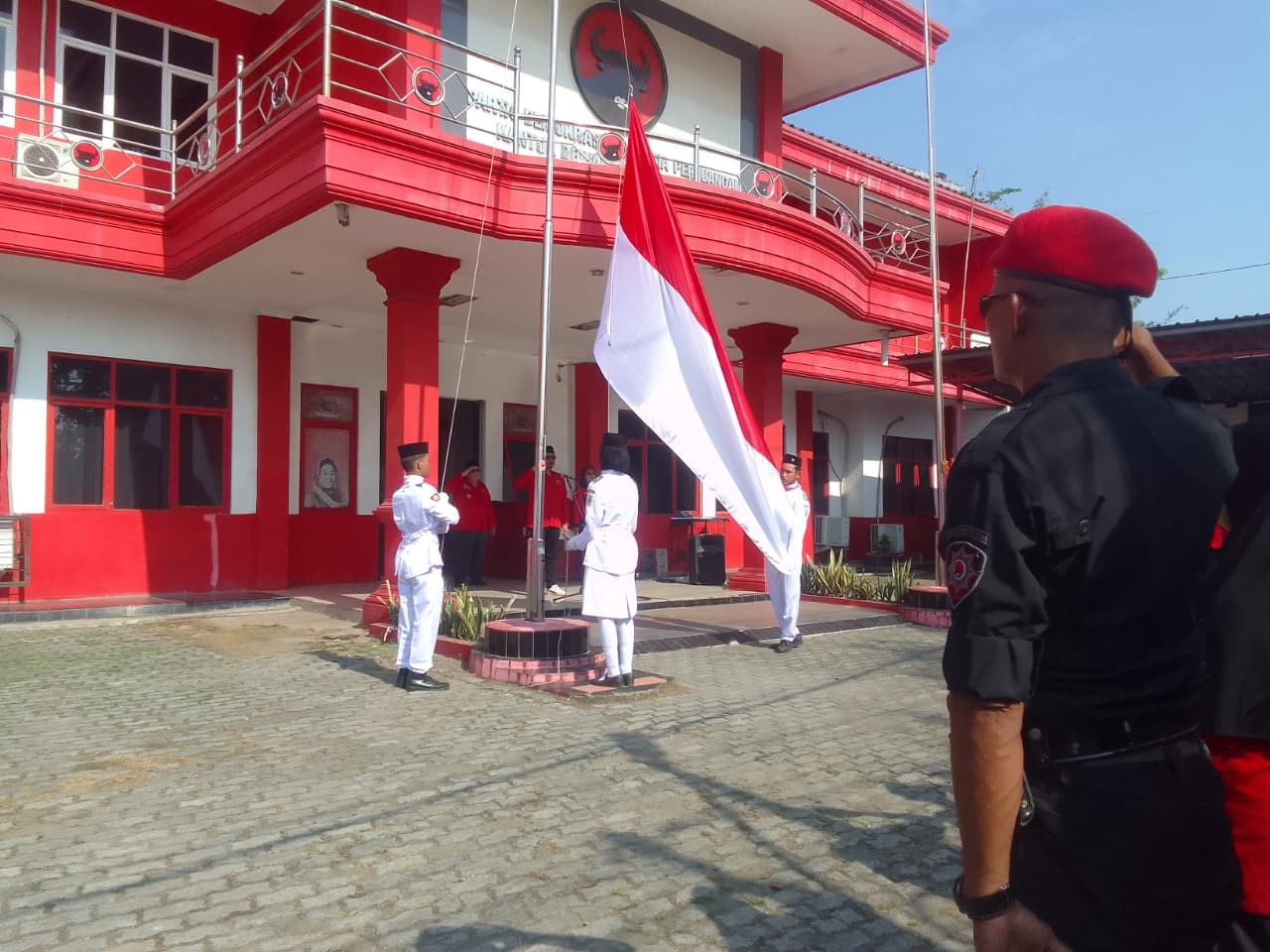 PDI Perjuangan Karawang Gelar Upacara Bendera Peringati HUT ke-80 Republik Indonesia