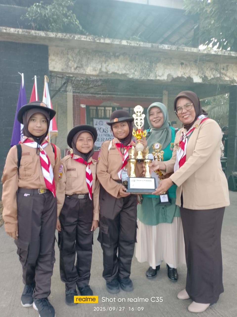 Prestasi Gemilang! SDN Adiarsa Barat II Sabet Juara Umum Putri di Ajang Pramuka Karawang Barat