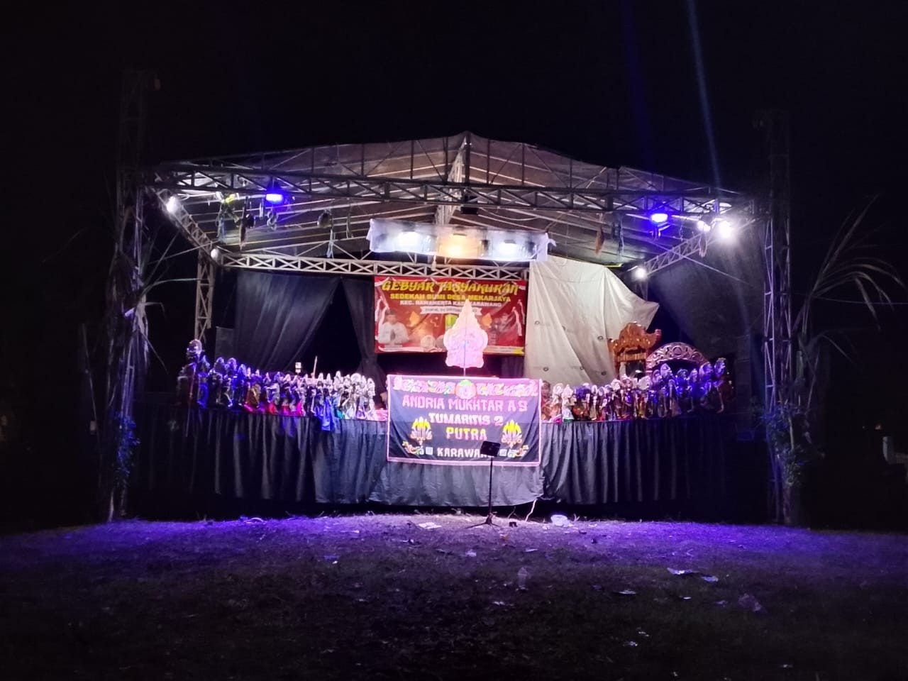 Warga Desa Mekarjaya Meriahkan Sedekah Bumi Lewat Tradisi Babarit dan Pagelaran Wayang Golek