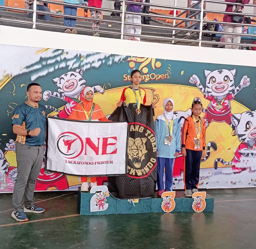 SISWI SDN ADIARSA BARAT II KARAWANG RAIH MEDALI EMAS DI KEJURNAS TAEKWONDO 2025