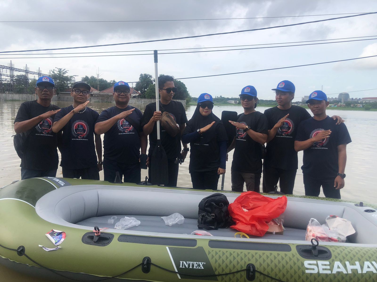IWOI Karawang Kembali Bergerak, Ratusan Nasi Kotak Disalurkan untuk Warga Terdampak Banjir
