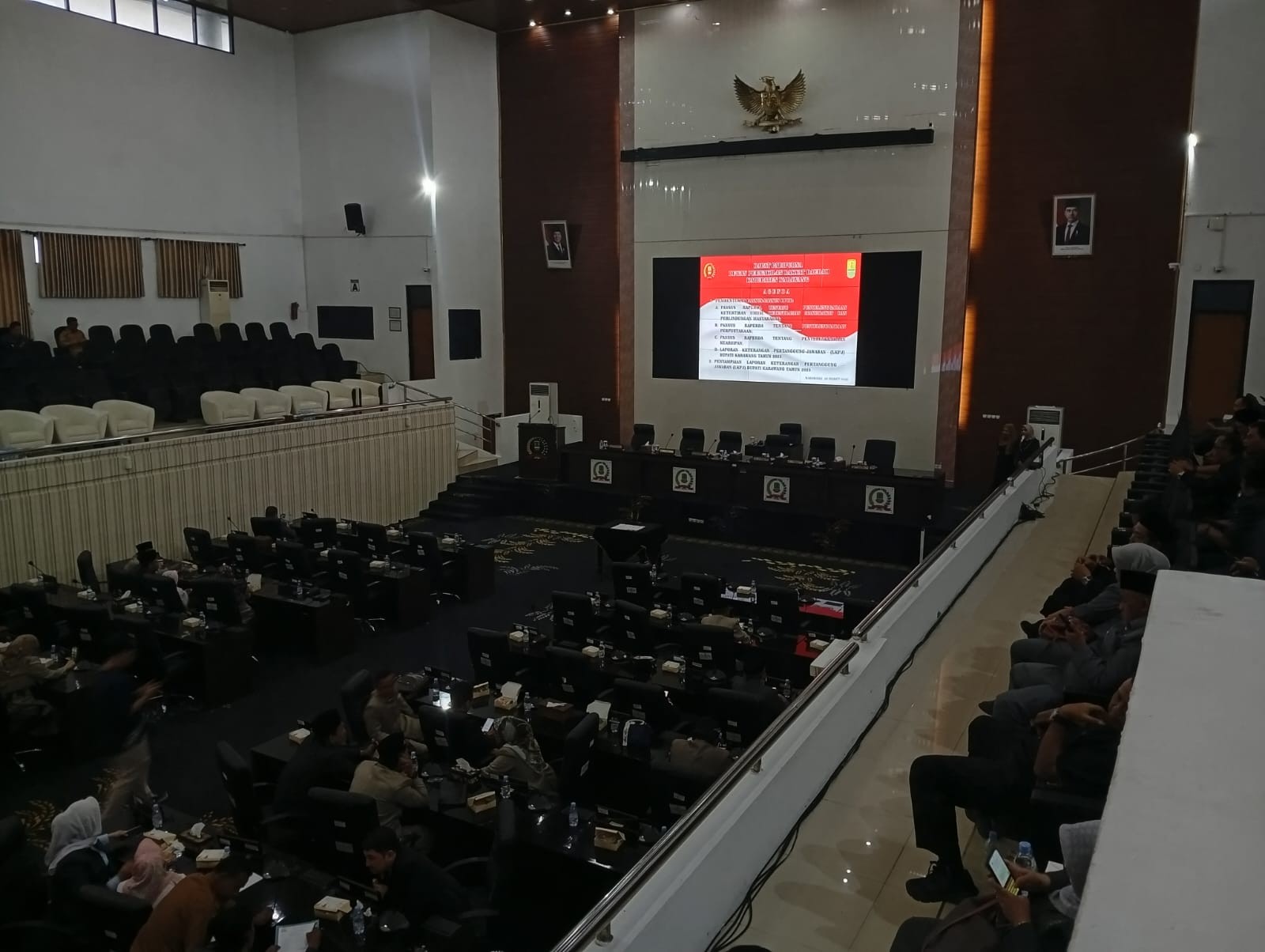 Rapat Paripurna DPRD Karawang Bahas Tiga Raperda dan LKPJ Bupati