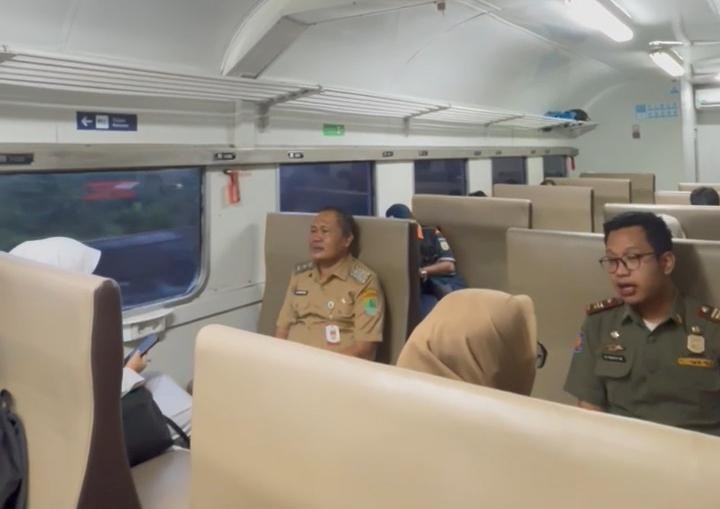 Wabup Karawang Ngantor Naik Kereta, Dukung Kebijakan Irit BBM dan Pembatasan Kendaraan Dinas