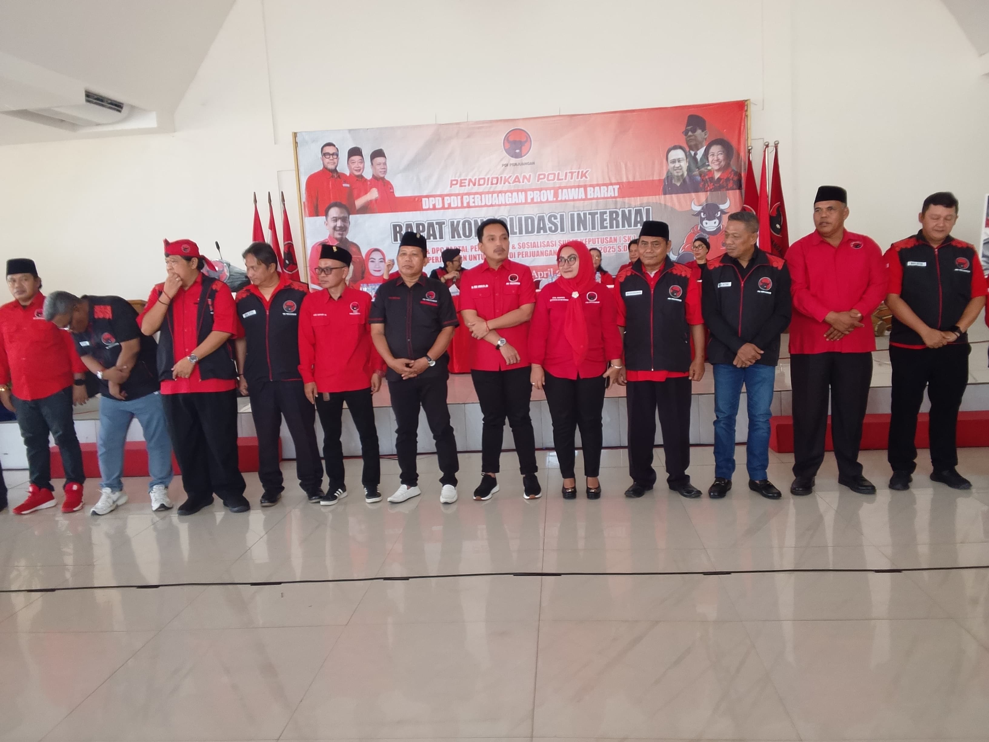 DPD PDI Perjuangan Jabar Serahkan SK DPC Karawang 2025–2030, Tegaskan Komitmen ke Masyarakat