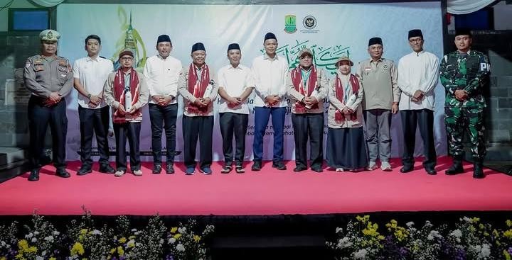Bupati Aep Syaepuloh Resmi Lepas Jemaah Haji Karawang Kloter 16