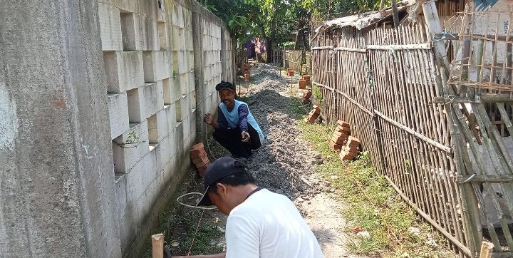 Anggota DPRD Karawang dari Fraksi PDIP Gotong Royong Beberes Lingkungan dengan Dana Pribadi