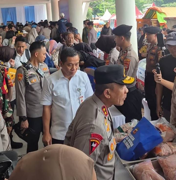 Kapolda Jabar Tinjau Gerakan Pangan Murah di Karawang, Pastikan Harga di Bawah Pasar