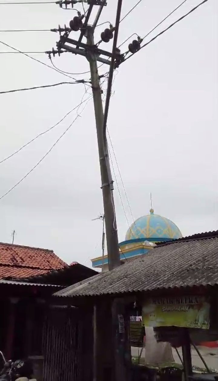 Warga Krajan 1B Geram, Tiang Listrik Nyaris Patah Tak Kunjung Ditangani PLN