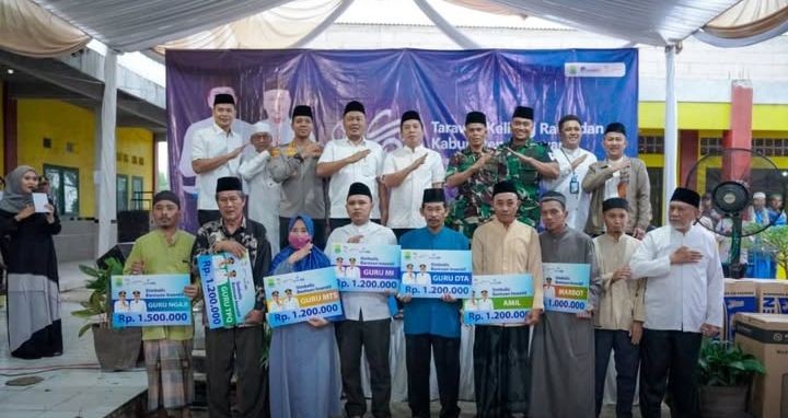Pemkab Karawang Gelar Tarawih Keliling ke-6 di Lemahabang, Bupati Ajak Warga Perkuat Ibadah dan Kepe