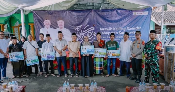 Bupati Karawang Tarawih Keliling di Masjid Jami Al Huda, Salurkan Insentif Guru Ngaji