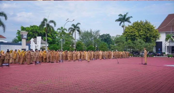 Sekda Karawang Pimpin Apel Pagi, Tekankan ASN Ambil Sisi Positif Kebijakan